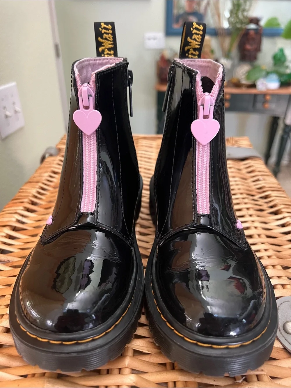 Dr. Martens Kids Black Patent Boots with Pink Heart Zippers Pre-owned size 1